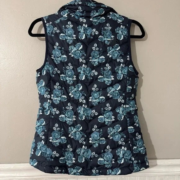 The North Face 550 Goose Down Women’s Puffer Vest Navy Floral Jacket Size XS - Picture 2 of 9